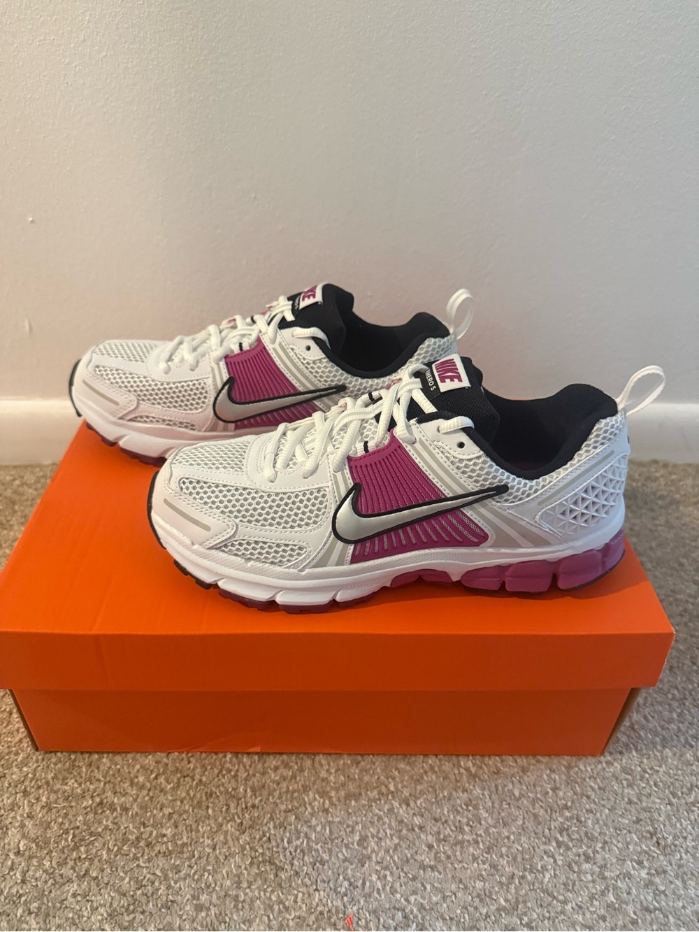 Nike Women’s White & Magenta Athletic Running Shoes